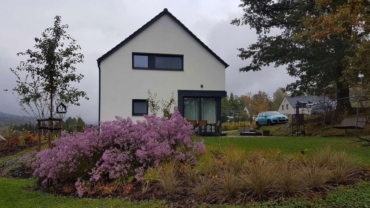 Val kolem novostavby: ze sjezdovky kvetoucí svah